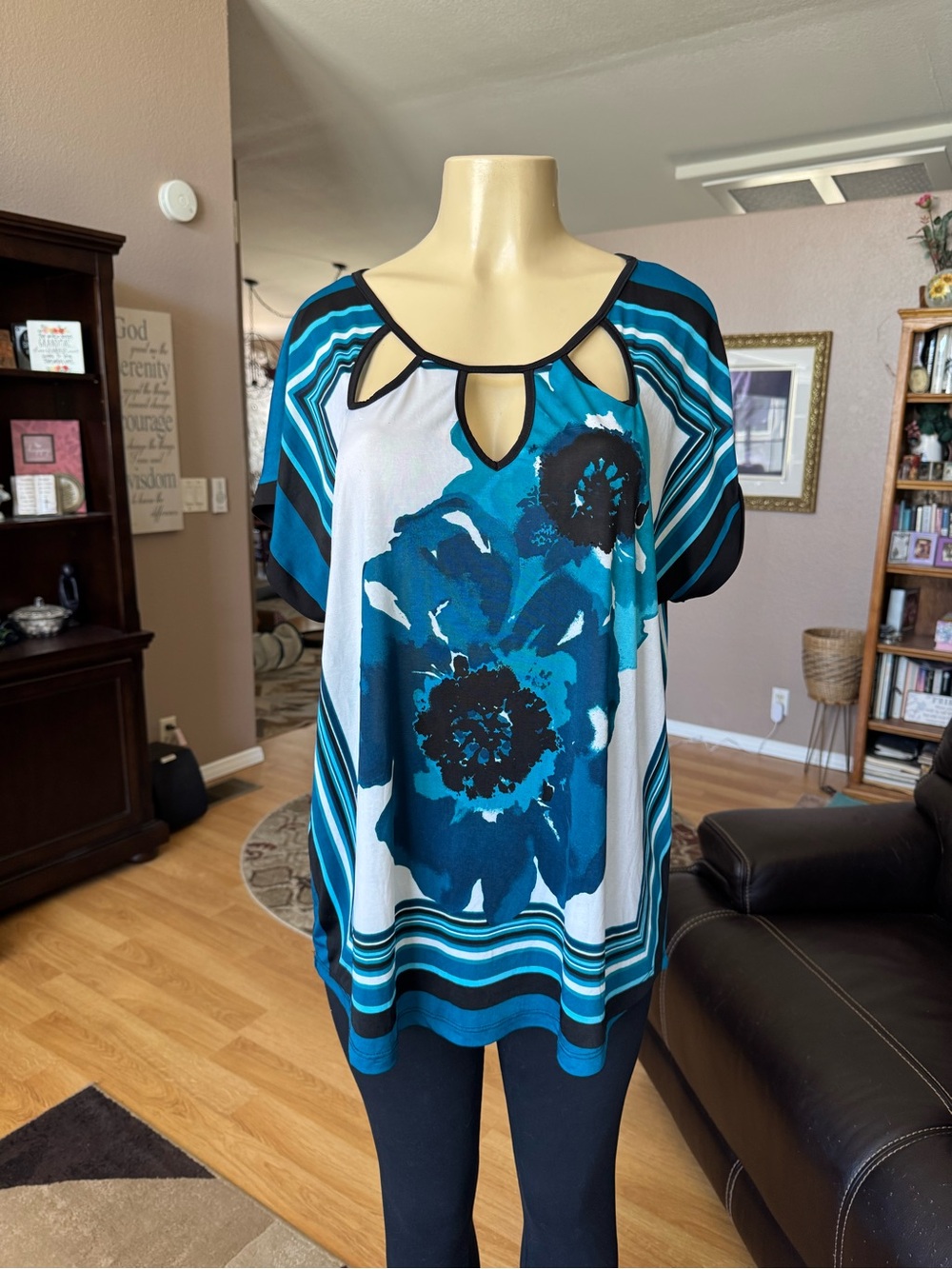 Julie’s Closet blue, green, black & white short sleeve cutout blouse-size XL